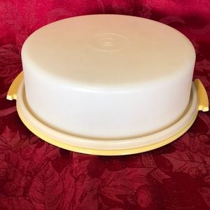 Vintage Tupperware pie taker/ cake Harvest Gold
